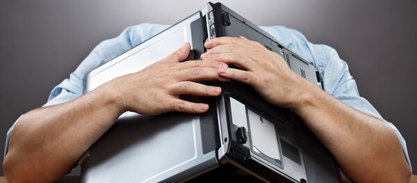 Уставший мужчина с ноутбуком на голове Уставший мужчина с ноутбуком на голове - Sputnik Абхазия