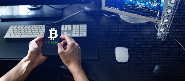 Телефон показывает курс биткоина - Sputnik Абхазия