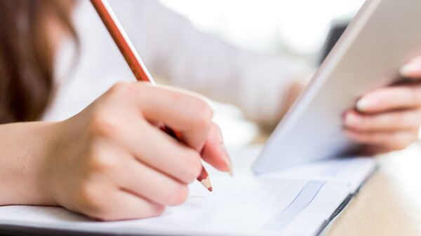 Студентка переписывает конспект Студентка переписывает конспект - Sputnik Абхазия