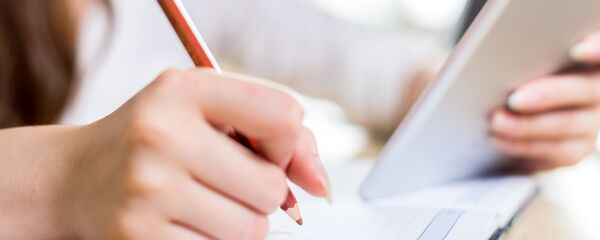 Студентка переписывает конспект Студентка переписывает конспект - Sputnik Абхазия