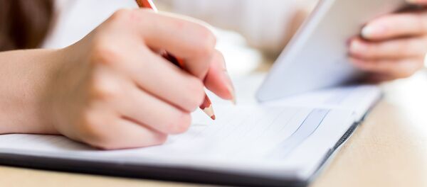 Студентка переписывает конспект Студентка переписывает конспект - Sputnik Абхазия