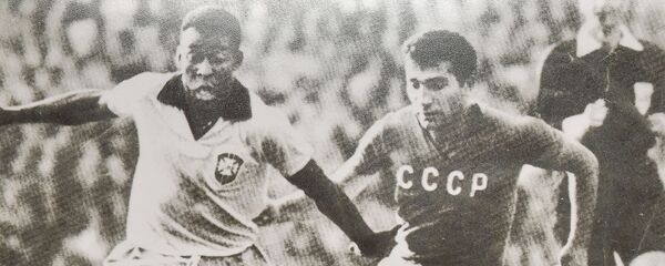 Геогрий Сичинава и Пеле во время матча Геогрий Сичинава и Пеле во время матча - Sputnik Абхазия