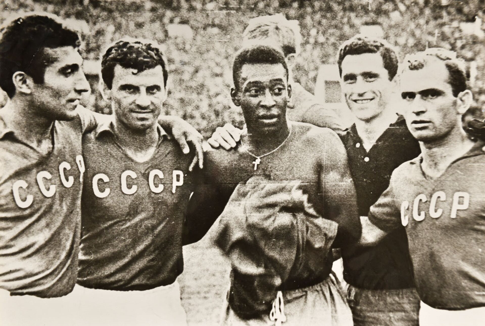 Георгий Сичинава и Пеле после матча - Sputnik Аҧсны, 1920, 18.02.2022