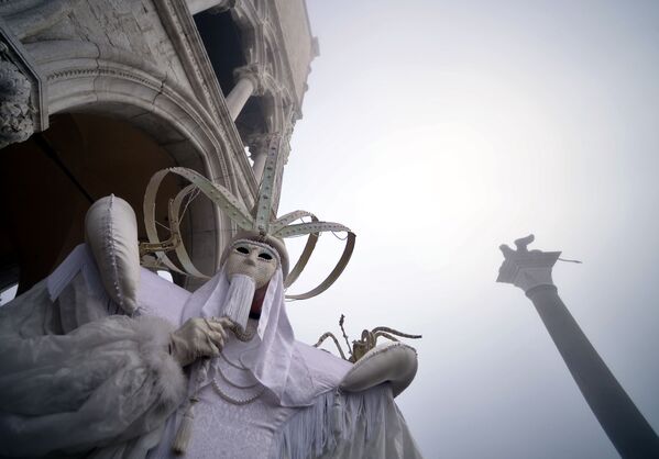 Участник Венецианского карнавала на площади святого Марка - Sputnik Абхазия