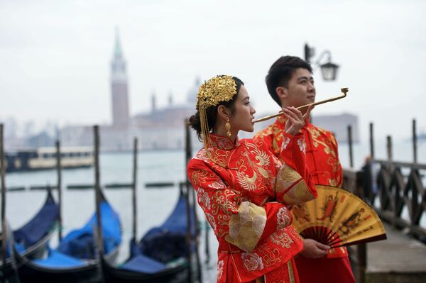 Участники в азиатских костюмах во время Венецианского карнавала - Sputnik Абхазия