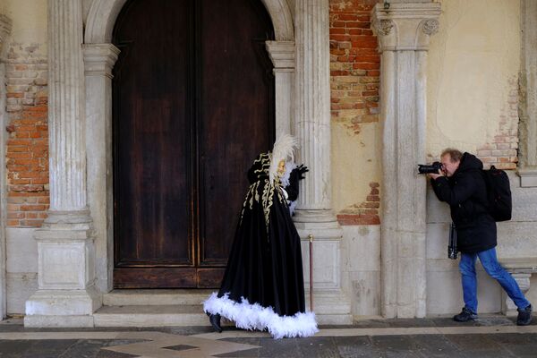 Участник Венецианского карнавала во время позирования фотографу - Sputnik Абхазия