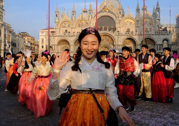 Танцовщицы из Южной Кореи на Венецианском карнавале - Sputnik Абхазия
