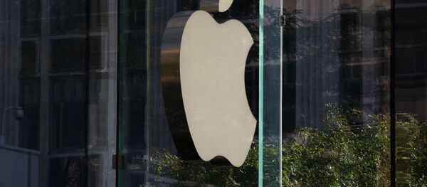 Логотип компании Apple на стене фирменного магазине на 5-й авеню в Нью-Йорке. - Sputnik Абхазия