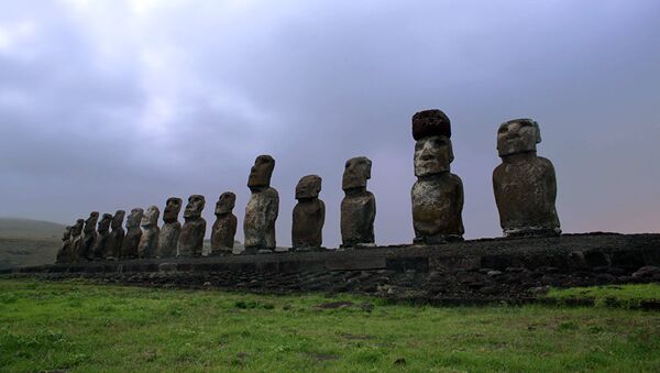 Каменные монолитные статуи – моаи – на острове Пасхи в Тихом океане - Sputnik Абхазия