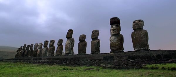 Каменные монолитные статуи – моаи – на острове Пасхи в Тихом океане Каменные монолитные статуи – моаи – на острове Пасхи в Тихом океане - Sputnik Абхазия