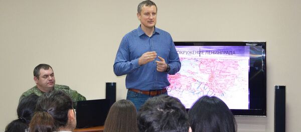 Помощник руководителя представительства Россотруничества в Абхазии Евгений Павлов во время лекции о блокаде Ленинграда в Доме Москвы 31 января. Помощник руководителя представительства Россотруничества в Абхазии Евгений Павлов во время лекции о блокаде Ленинграда в Доме Москвы 31 января. - Sputnik Абхазия