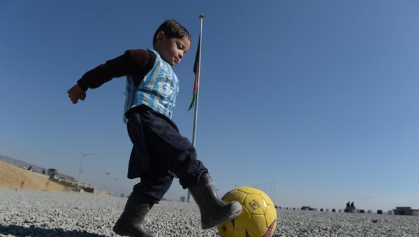 Молодой фанат Лионеля Месси, Муртаза Ахмади, играет в футбол Кабуле 1 февраля 2016 года - Sputnik Абхазия