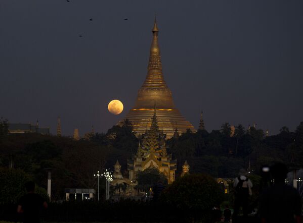Полная луна над Пагодой Шведагона в Янгоне, Мьянма - Sputnik Абхазия