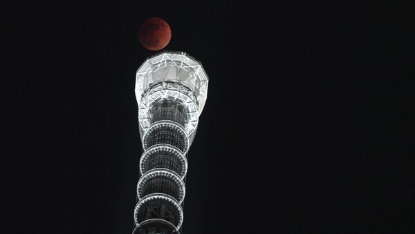 Полная луна на фоне башни Sky Tree в Токио, Япония - Sputnik Абхазия