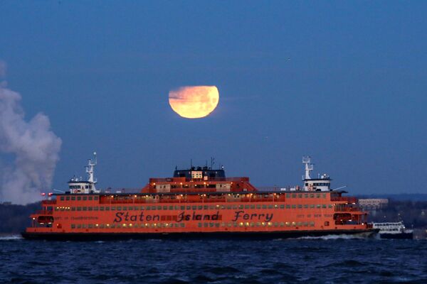Полная луна позади парома Статен-Айленд Ферри, США - Sputnik Абхазия