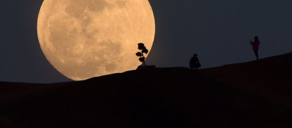 Суперлуние в Лос-Анджелесе, США Суперлуние в Лос-Анджелесе, США - Sputnik Абхазия