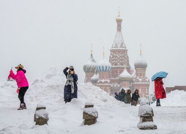Туристы фотографируют во время снегопада на Красной площади в Москве - Sputnik Абхазия