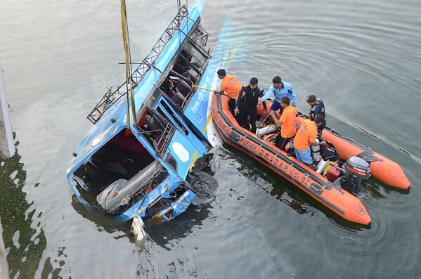 Спасатели рядом с автобусом, затонувшим после падения с моста, в штате Западная Бенгалия на северо-востоке Индии - Sputnik Абхазия