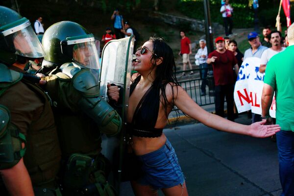 Протестующая на митинге в защиту национализации запасов лития в Сантьяго, Чили - Sputnik Абхазия