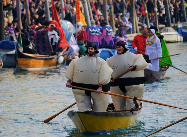 Венецианцы в костюмах в лодке на Гранд-канале во время карнавала в Венеции - Sputnik Абхазия