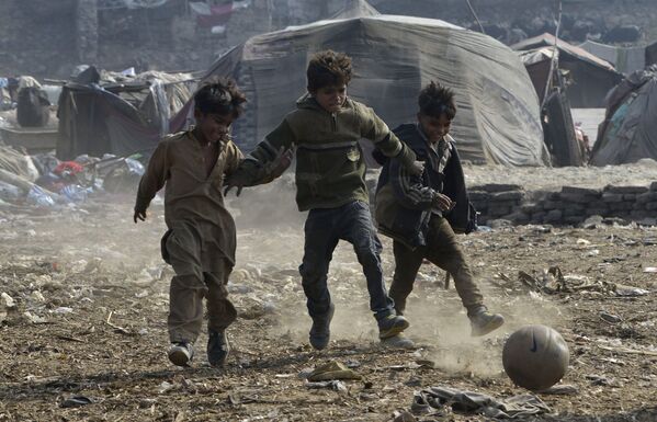 Дети играют в футбол в трущобах Лахора, Пакистан - Sputnik Абхазия