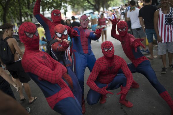 Люди в костюмах человека-паука на празднике Desliga da Justica в Рио-де-Жанейро - Sputnik Абхазия