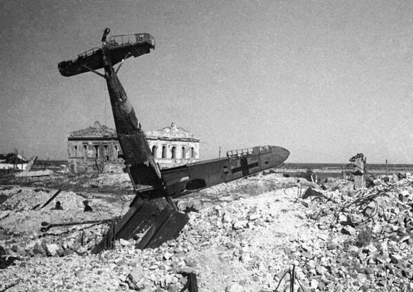 Гитлеровский самолет, сбитый в бою над Сталинградом, 1943 год - Sputnik Абхазия