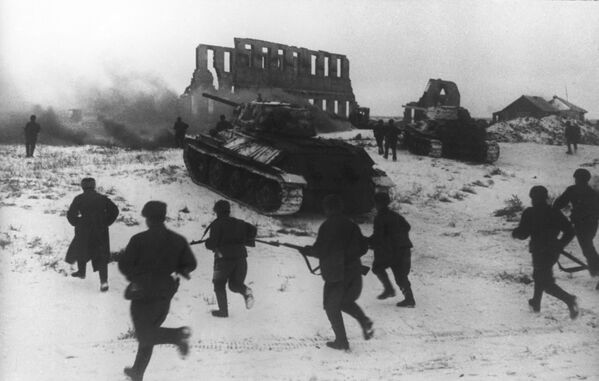 Бойцы Красной Армии во время атаки в Сталинграде, 1943 год - Sputnik Абхазия