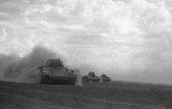 Советские танки идут в атаку под Сталинградом, 1942 год - Sputnik Абхазия