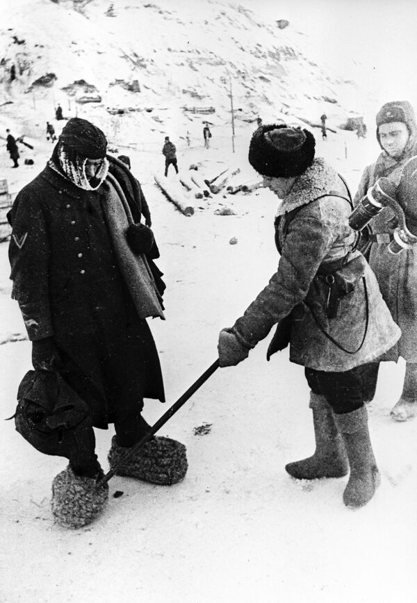 Пленный немецкий солдат в самодельных эрзац-валенках, 1943 год - Sputnik Абхазия