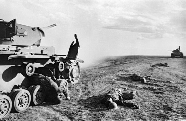 Подбитый немецкий средний танк Pz.Kpfw. III, погибшие немецкие танкист и пехотинцы после танкового боя под Сталинградом, 1942 год - Sputnik Абхазия