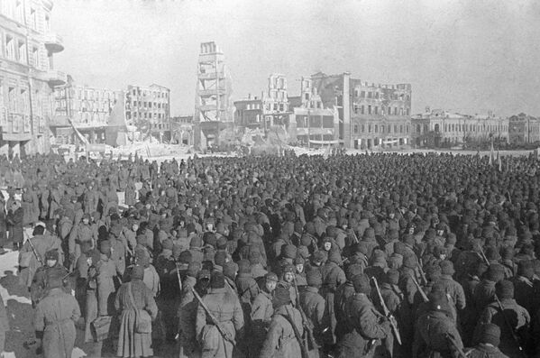 Советские бойцы на митинге в освобожденном от немецко-фашистских захватчиков Сталинграде 4 февраля 1943 года - Sputnik Абхазия