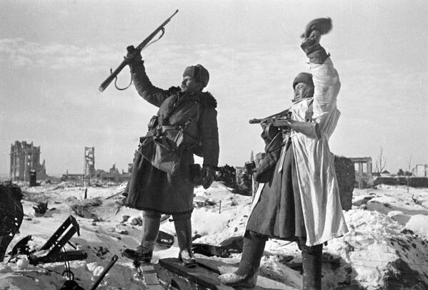 Бойцы празднуют освобождение Сталинграда от немецко-фашистских захватчиков - Sputnik Абхазия