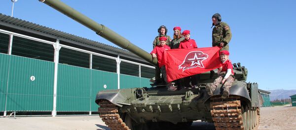 Как юнармейцы танк оседлали - Sputnik Абхазия