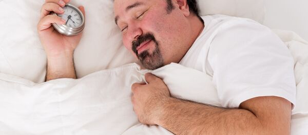 Спящий мужчина с будильником в руке Спящий мужчина с будильником в руке - Sputnik Абхазия
