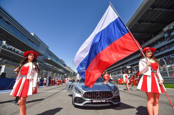 Грид-герлз перед стартом гонки на российском этапе чемпионата мира по кольцевым автогонкам в классе Формула-1 в Сочи - Sputnik Абхазия