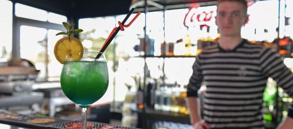 Бармен Богдан Ямашев Бармен Богдан Ямашев - Sputnik Абхазия