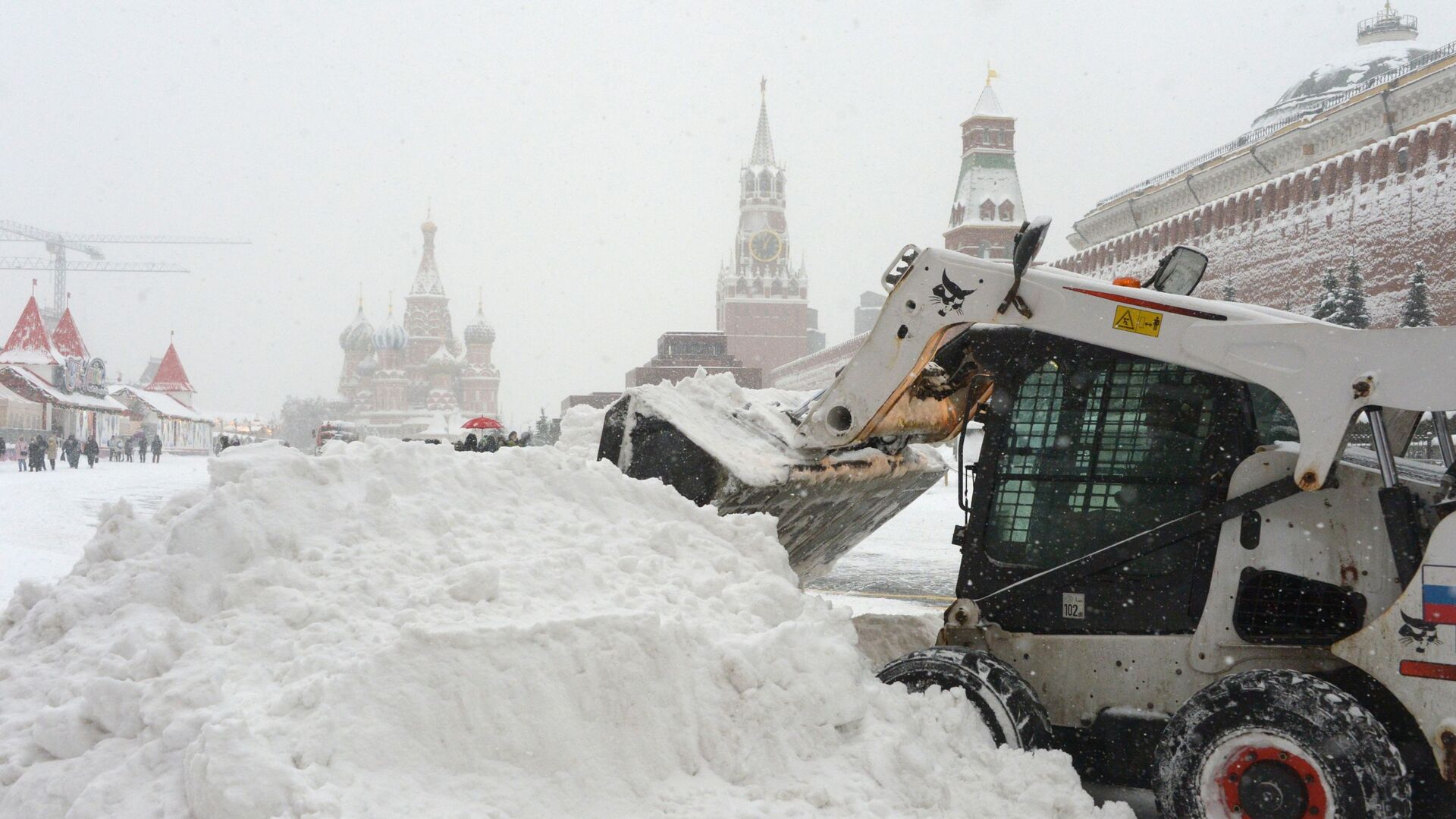 Снегоуборочная техника коммунальных служб во время уборки последствий снегопада на Красной площади в Москве - Sputnik Аҧсны, 1920, 18.12.2022