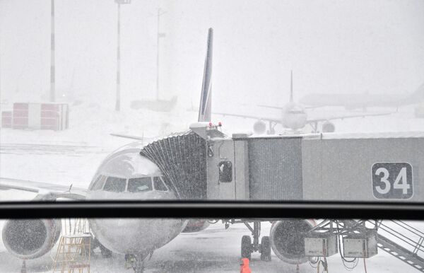 Из-за снегопада в московских аэропортах были отменены 22 и задержаны 103 авиарейса - Sputnik Абхазия