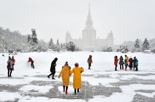 Туристам непогода ни по чем. Аллея ученых возле  смотровой площадки Воробьевых гор - Sputnik Абхазия