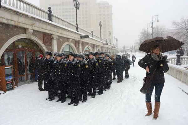 Военнослужащие Президентского полка во время снегопада на Манежной площади в Москве - Sputnik Абхазия