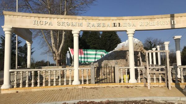 Мемориала памяти погибшим защитникам республики в Отечественной войне народа Абхазии 1992-1993 годов из поселка Алгыт села Лыхны, который пострадал в результате вандализма - Sputnik Аҧсны
