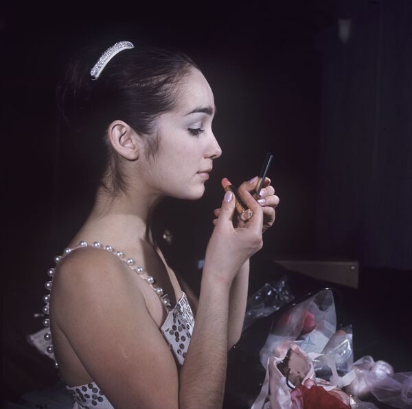Балерина Гюзель Апанаева наносит макияж, 1970 год - Sputnik Абхазия