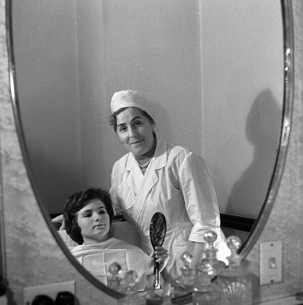 Салон-парикмахерская в гостинице Украина: мастер-косметолог и клиентка, 1963 год - Sputnik Абхазия