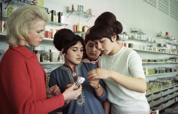 В торговом зале нового универсального магазина, открывшегося в Ашхабаде, Туркменская ССР, 1968 год - Sputnik Абхазия