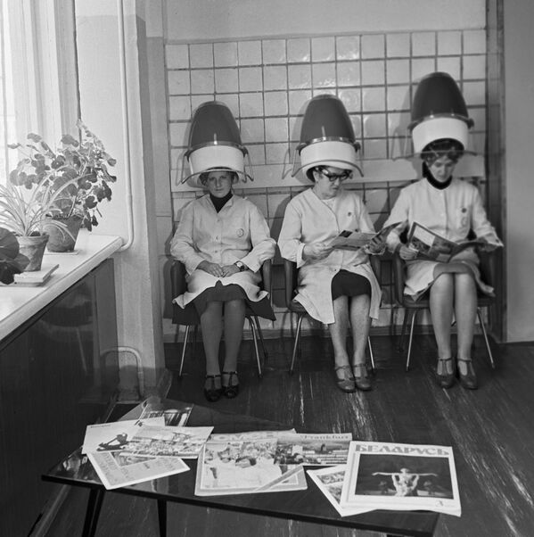 Женщины сидят в парикмахерской под сушилками для волос, 1980 год - Sputnik Абхазия