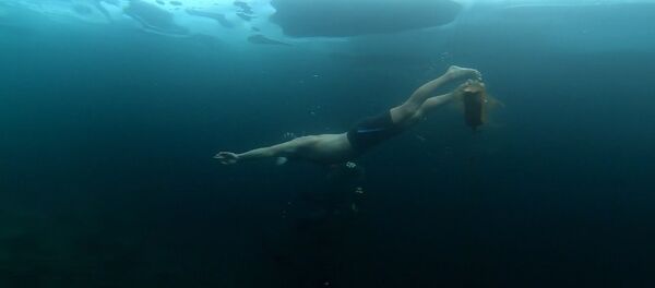 Дайвер нырнул под лед озера Байкал на глубину 23 метра - Sputnik Абхазия