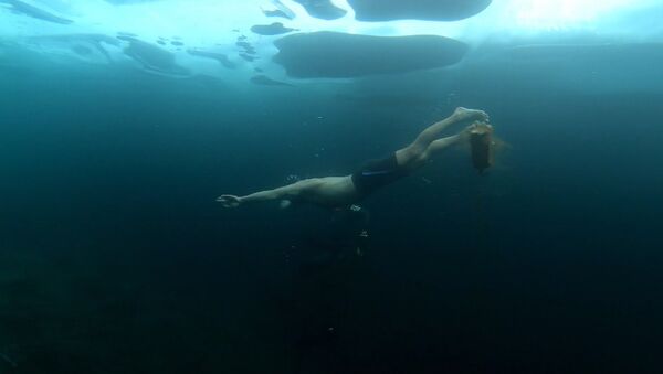 Дайвер нырнул под лед озера Байкал на глубину 23 метра - Sputnik Абхазия