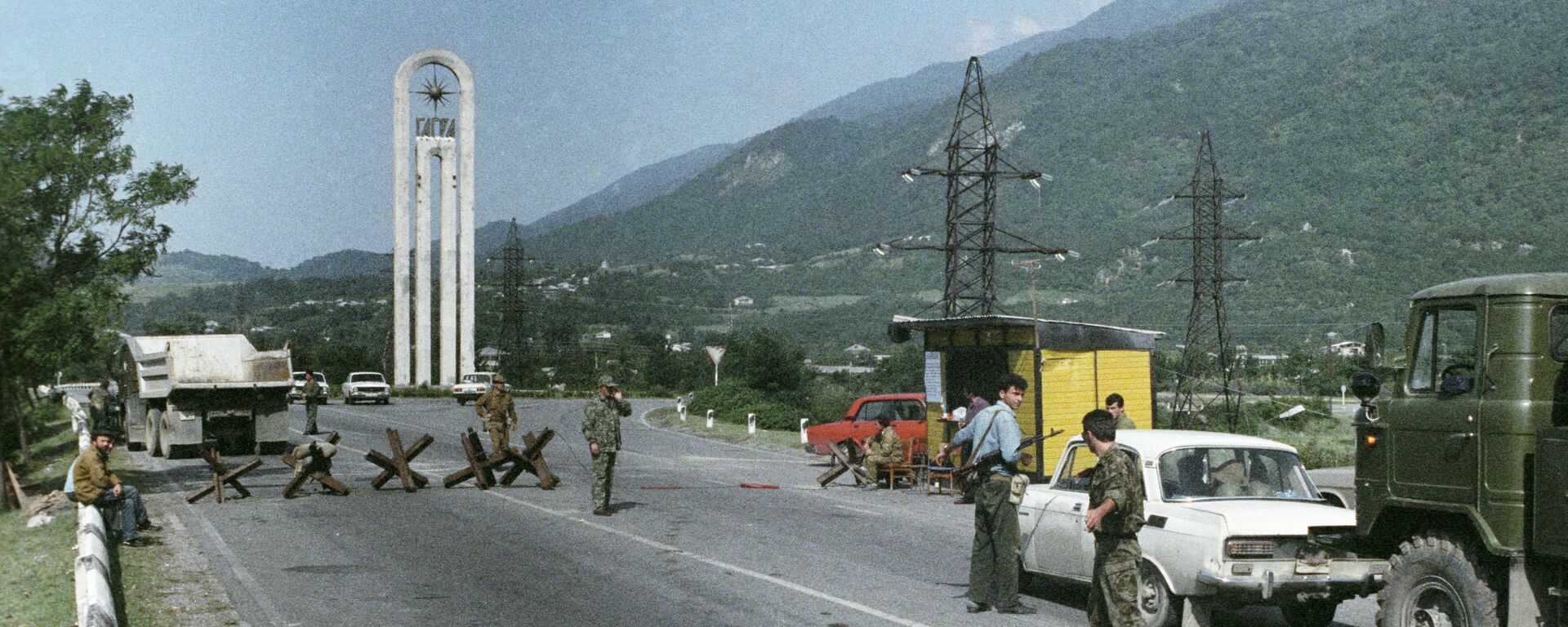 Абхазские ополченцы контролируют дорогу на Гагро-Бзыбском направлении. - Sputnik Абхазия, 1920, 06.10.2022