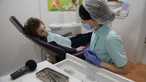 Лечение, как игра: стоматолог показывает приемы против детского страха - Sputnik Абхазия